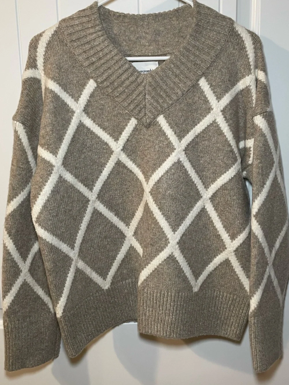 Abercrombie & Fitch Oversized Boucle Sweater in a Tan Diamond Pattern - Picture 1 of 6